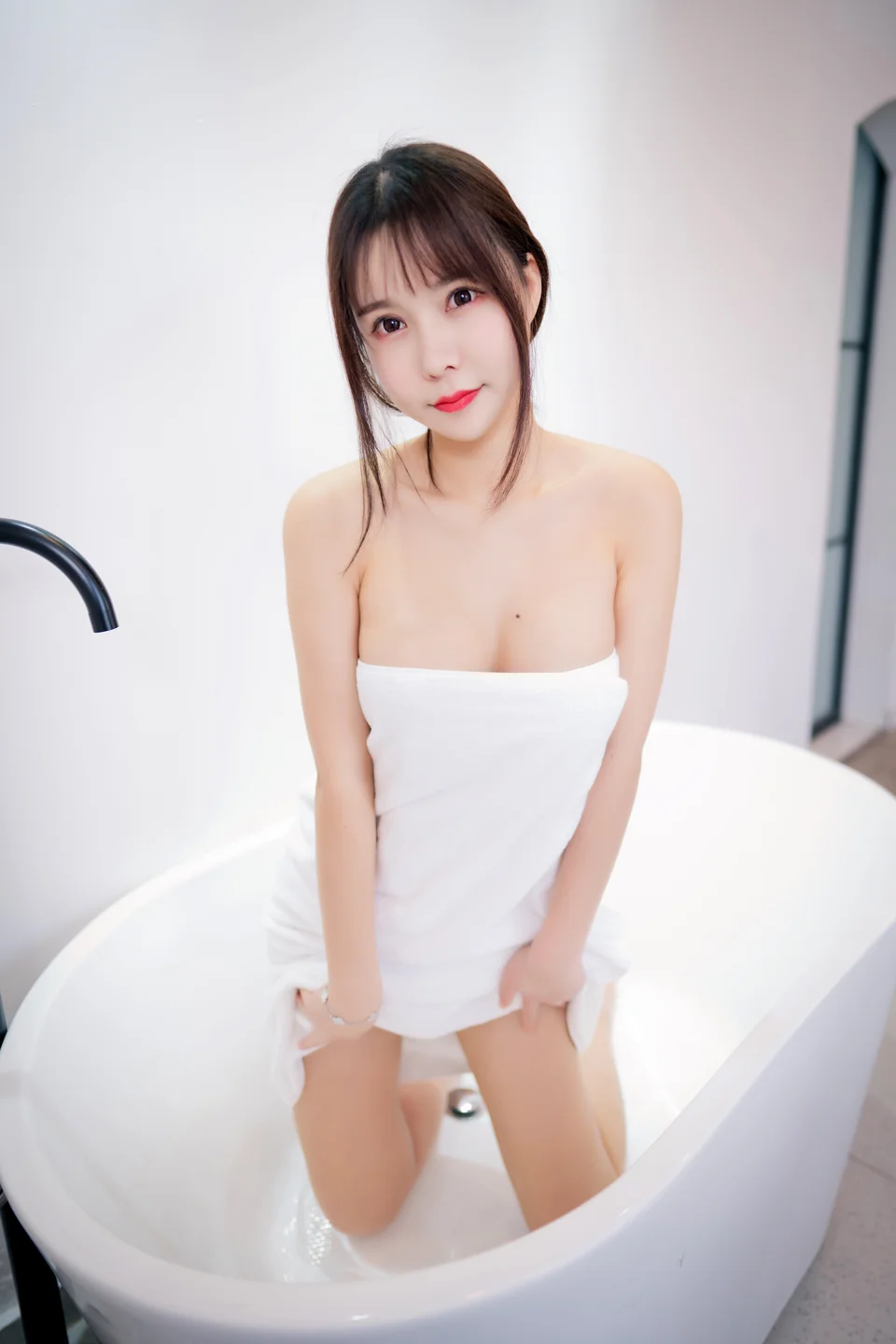 亚马逊鲶鱼 - No.020 浴巾 [18P-362MB] tg@simisebaisi 【丝足阁】009.webp